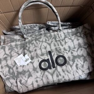 ALO Yoga Women’s Gray Tie-Dye Weekend Tote